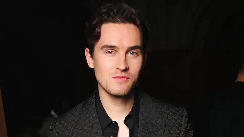 Michael Johnston paralajmëron një rol të ri queer me skenë të nxehtë